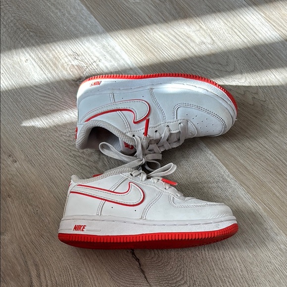 Nike Air Force 1 Kids White and Red Shoes - Picture 5 of 6